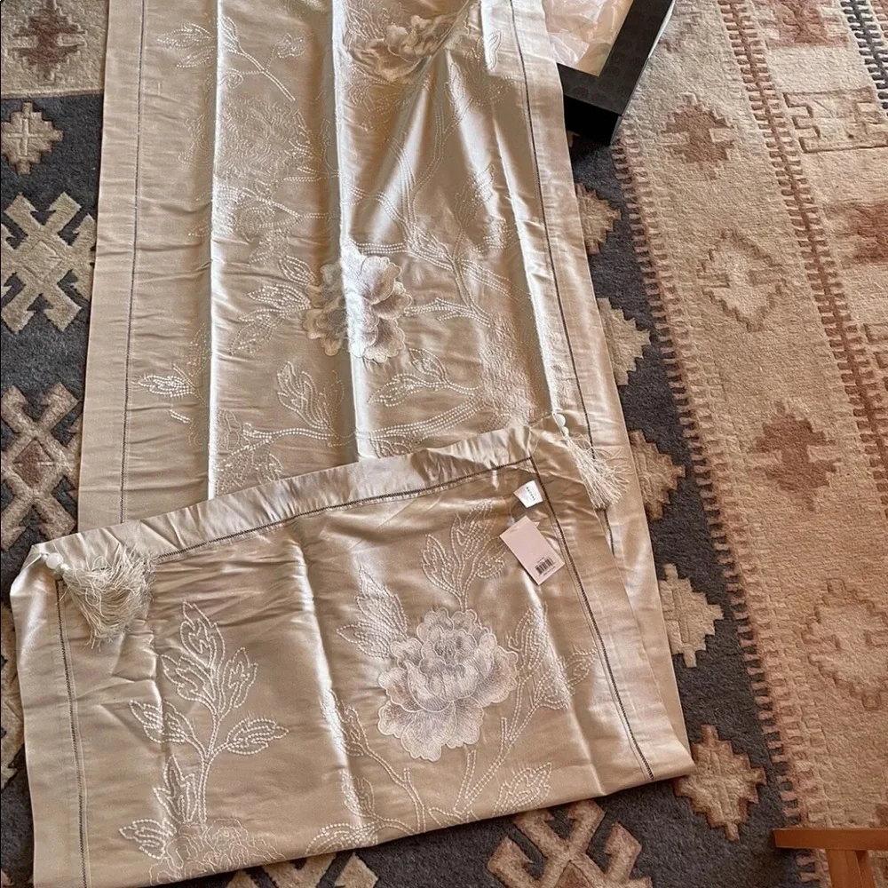 NATORI BED SHAWL/RUNNER SILK TAN STICHING MSRP 535 $ BREATHTAKING NEW TAG/BOX